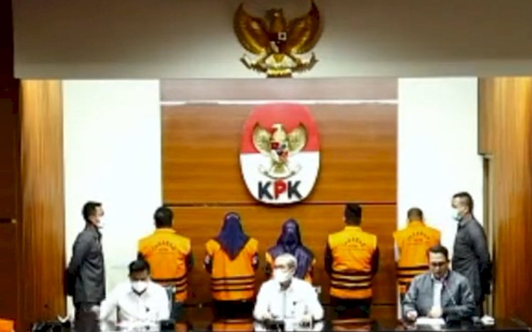 KPK saat menetapkan 15 anggota DPRD Muara Enim dalam kasus dugaan suap proyek Dinas PUPR Muara Enim tahun 2019. (Istimewa/rmolsumsel.id)