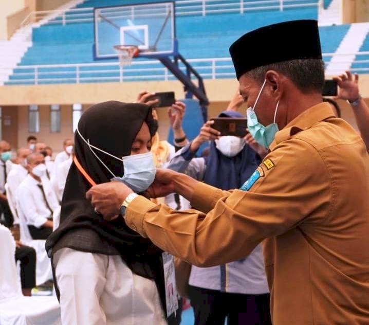 Wakil Bupati OKI Dja'far Shodiq mengalungkan tanda peserta seleksi daerah program magang ke Jepang, Senin (13/12). (Dinas Kominfo OKI/rmolsumsel.id)