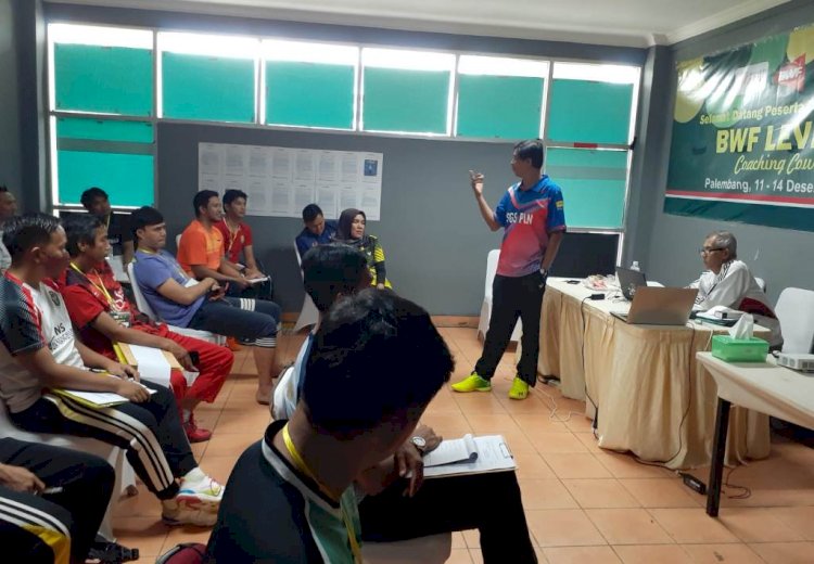 Pelatih badminton dari berbagai daerah di Sumsel mengikuti pelatihan pelatih badminton standar BWF level 1. (Humas PBSI Sumsel/rmolsumsel.id)