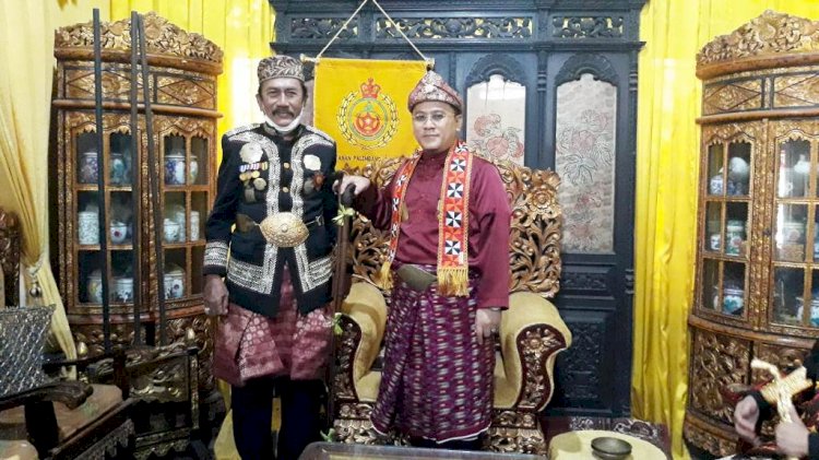 Sultan Mahmud Badaruddin IV Jaya Wikrama Raden Muhammad Fauwaz Diradja menerima kunjungan Sultan Junjungan Sakti Buay Belunguh kerajaan adat Paksi Pak Skala Brak generasi ke-27, Yanuar Firmansyah, Senin (13/12). (Ist/rmolsumsel.id)