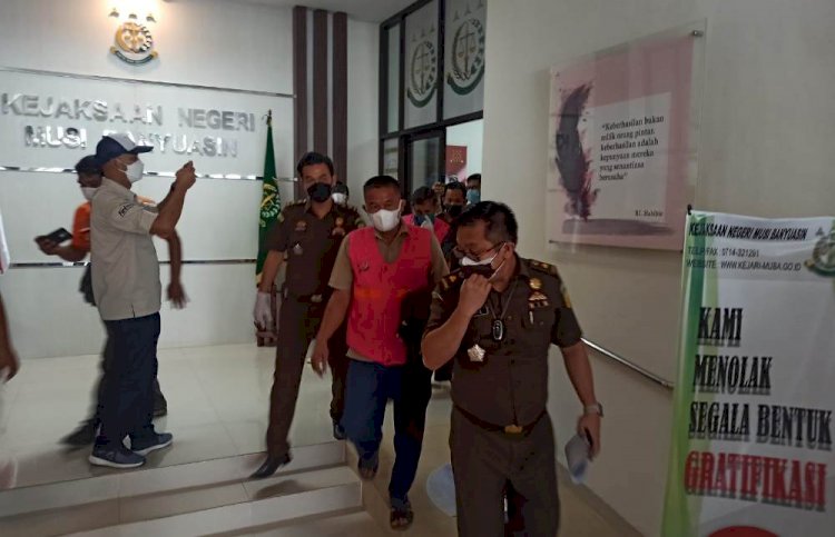 Salah seorang terdakwa saat ditahan oleh petugas di Kejari Sekayu. (ist/rmolsumsel.id)