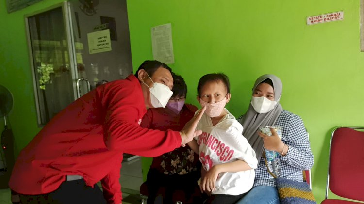 Sejumlah anak berkebutuhan khusus di Sekolah Luar Biasa (SLB) Yayasan Karya Ibu Palembang saat menjalani vaksinasi. [R]