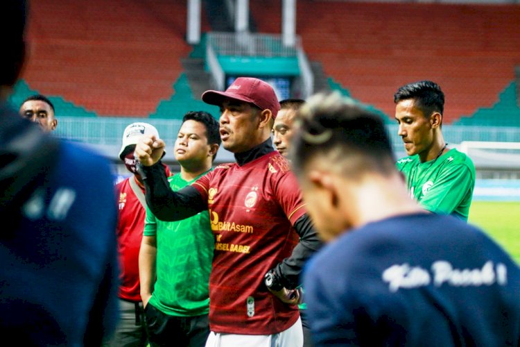 Pelatih Sriwijaya FC Nil Maizar memberikan motivasi kepada para pemain pada official training di Stadion Pakansari, Bogor, Selasa sore (14/12). (MO Sriwijaya FC/rmolsumsel.id)