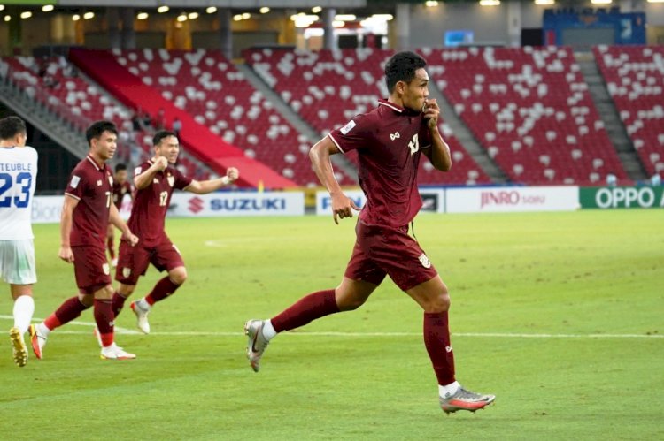 Striker Thailand Teerasil Dangda menjadi top skor sepanjang masa Piala AFF usai mencetak dua gol ke gawang Filipina, Selasa (14/12). (AFF Suzuki Cup 2020/rmolsumsel.id)