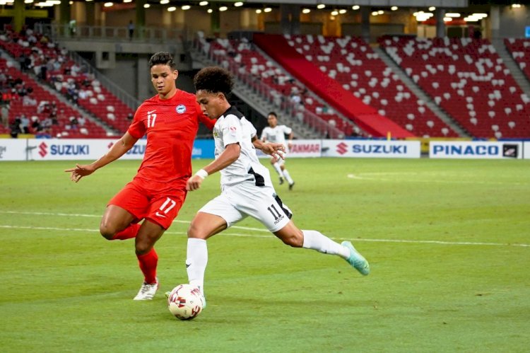 Bek Singapura Irfan Fandi membayangi pergerakan penyerang Timor Leste Mouzinho pada laga Selasa malam (14/12). (AFF Suzuki Cup 2020/rmolsumsel.id)