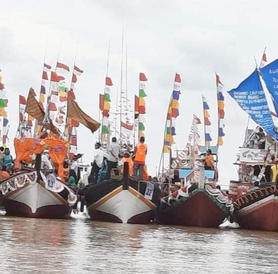 Sejumlah kapal nelayan hias yang ikut serta dalam Festival Kampung Nelayan Hias 2021 di  Desa Sungsang Kecamatan Banyuasin II Kabupaten Banyuasin. (ist/rmolsumsel.id)