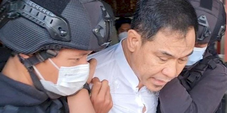 Mantan Sekretaris Umum FPI Munarman saat diamankan petugas dari kediamannya. (ist/rmolsumsel.id)