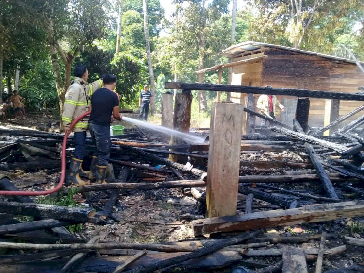 Rumah Sukarya yang berada di Dusun II Desa Paduraksa Kecamatan Kikim Timur Kabupaten Lahat yang hangus dilalap api. (ist/rmolsumsel.id)