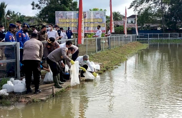 Kapolda Sumsel Irjen Toni Harmanto menebar benih ikan Nila di kolam kebun keluarga Polres OKI, Rabu (15/12). (Ist/rmolsumsel.id)