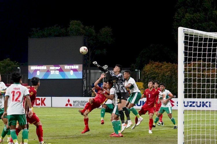 Kiper Indonesia Nadeo Agrawinata menghalau bola dari pemain Vietnam yang mengancam gawangnya, Rabu malam (15/12). (AFF Suzuki Cup 2020/rmolsumsel.id) 