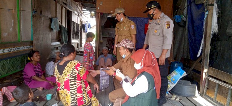 Petugas vaksinator datangi rumah warga dalam melakukan percepatan vaksinasi/ist