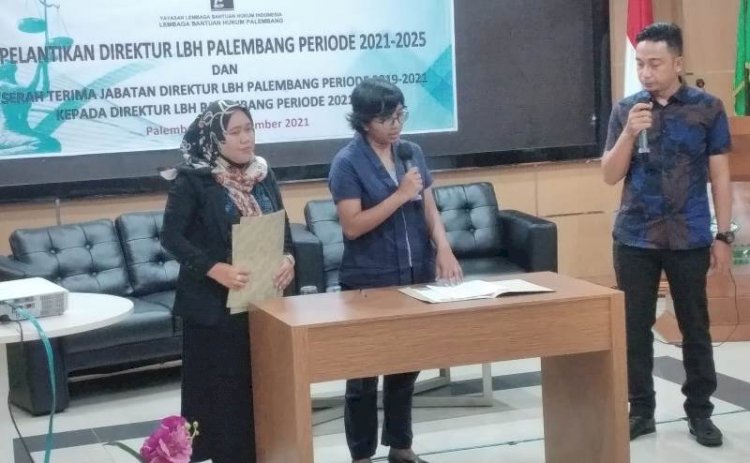 Juardan Gultom SH resmi menjabat Direktur Lembaga Bantuan Hukum (LBH) Palembang periode 2021-2025 menggantikan Taslim SH MH. Pelantikan di pimpin Ketua Pengurus Yayasan Lembaga Bantuan Hukum Indonesia (YLBHI) Asfinawati diruang  Meeting Room Hotel Swarna Dwipa Palembang, Kamis (16/12).(Dudy Oskandar/rmolsumsel.id)