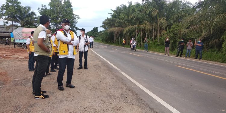 Kepala BBPJN Wilayah Sumsel, Kiagus Syaiful Anwar beserta rombongan saat meninjau salah satu ruas jalan nasional. (ist/rmolsumsel.id)