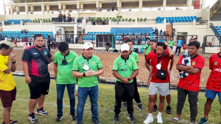 Presiden Persimuba Akhmad Toyibir memberikan motivasi kepada para pemain yang memastikan diri lolos ke final Liga 3 Zona Sumsel, Jumat (17/12). (Humas Pemkab Muba/rmolsumsel.id)