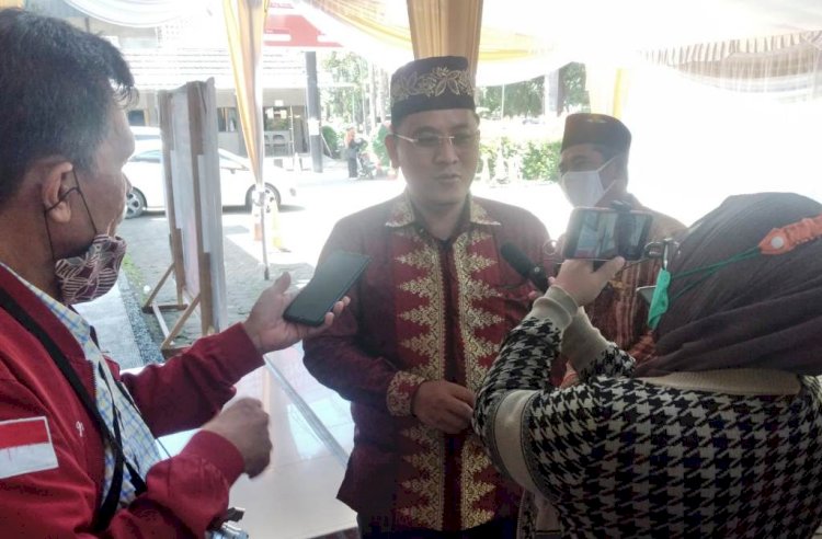 Sultan Mahmud Badaruddin (SMB) IV Jaya Wikrama, RM Fauwaz Diradja menjawab pertanyaan wartawan di Hotel Swarna Dwipa Palembang, Sabtu (18/12). (Dudy Oskandar/rmolsumsel.id)