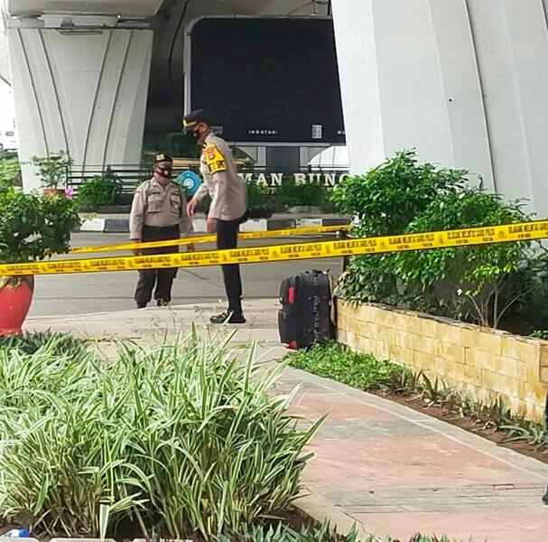 Koper mencurigakan milik Saipul warga :ampung yang diletakkan di dekat Pos Lantas Simpang Polda Palembang. (ist/rmolsumsel.id)