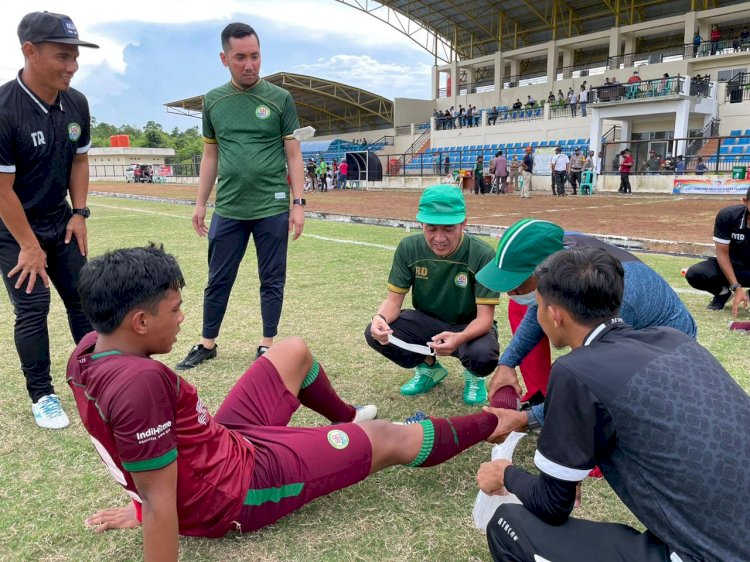 Salah seorang pemain PS Palembang mendapatkan perawatan usai pertandingan. (ist/rmolsumsel.id)