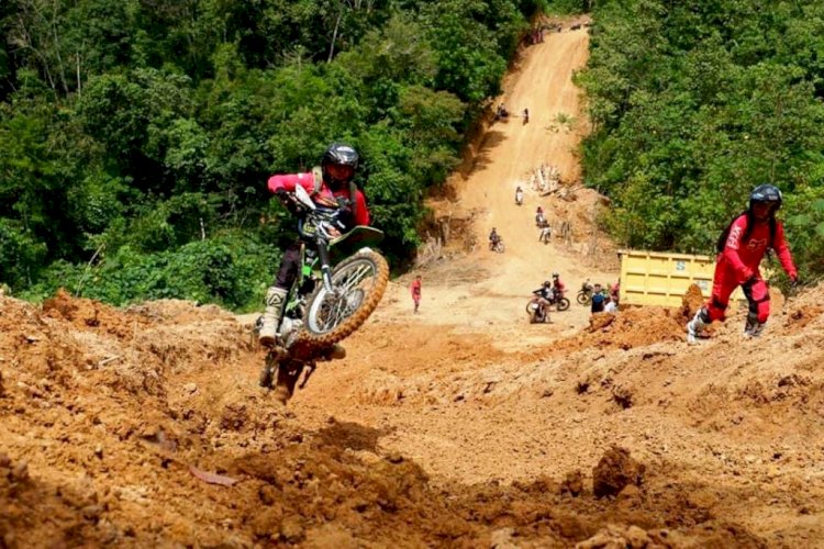 Aksi seorang peserta trail adventure Jirak Jaya menaklukkan tanjakan, Minggu (19/12). (Humas Pemkab Muba/rmolsumsel.id)