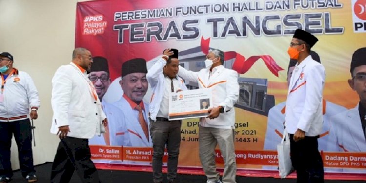 Presiden PKS Ahmad Syaikhu menyematkan jas partai sebagai simbol Narji Cagur telah bergabung PKS. (Rmol/Rmolsumsel.id)