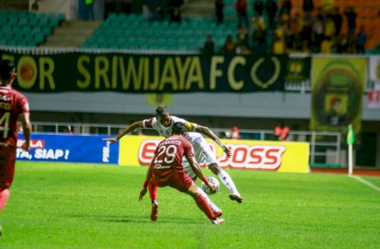 Bek Sriwijaya FC Valentino Telaubun dihadang gelandang Persis Solo Sandi Sute pada laga di Stadion Pakansari, Bogor, Minggu malam (19/12). (MO Sriwijaya FC/rmolsumsel.id)