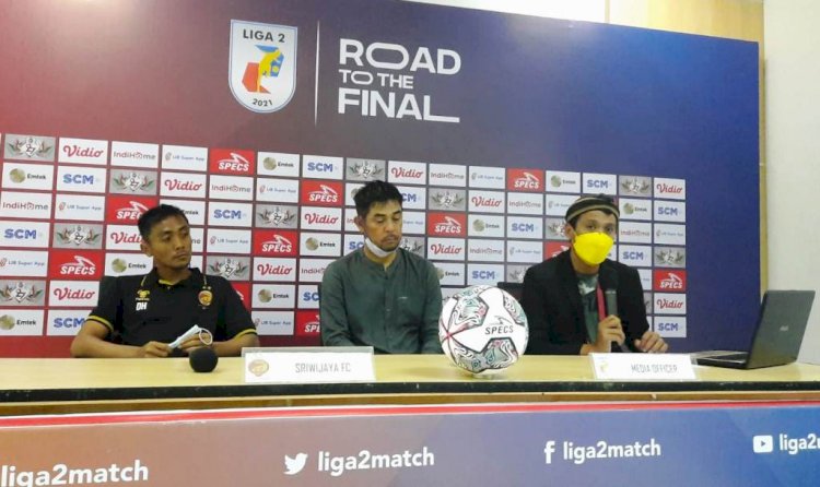 Pelatih Sriwijaya FC Nil Maizar dan winger Dedi Hartono saat menghadiri post match press conference di Stadion Pakansari, Bogor, Minggu malam (19/12). (MO Sriwijaya FC/rmolsumsel.id)