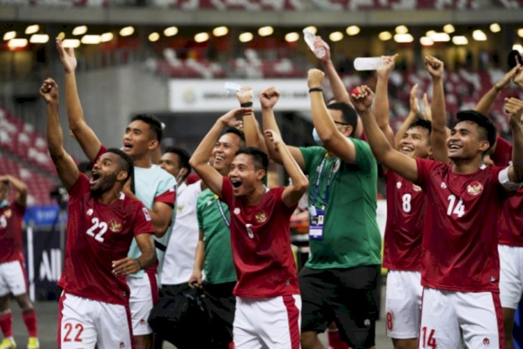 Pemain Indonesia melakukan selebrasi di hadapan pendukung yang hadir di National Stadium, Singapura, Minggu malam (19/12). (AFF Suzuki Cup 2020/rmolsumsel.id)