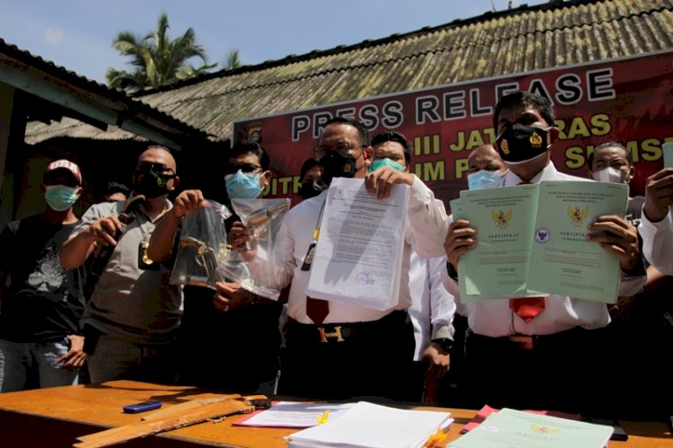 Direktur Reskrimum Polda Sumsel, Kombes Pol Hisar Sillagan menunjukan barang bukti terkait kasus sengketa lahan/Humaidy Kennedy/rmolsumsel.id