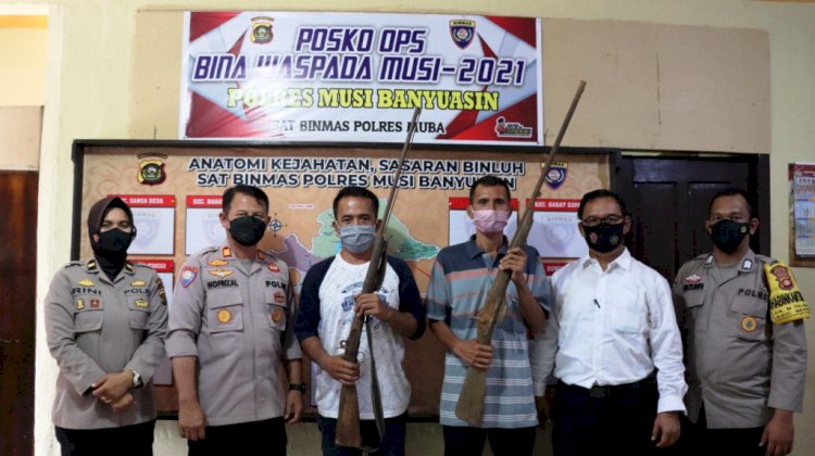 Dua warga Desa Muara Teladan, Kecamatan Sekayu, menyerahkan dua pucuk senpira laras panjang milik mereka ke Polres Muba, Senin (20/12). (Humas Polres Muba/rmolsumsel.id) 