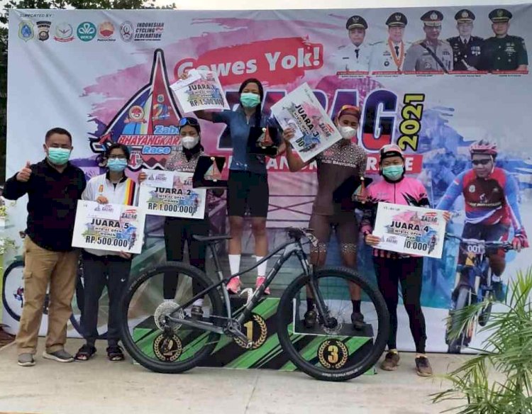 Dua atlet sepeda Muba Sofi Intan Fajrianti dan Reza Putri Ameliani keluar sebagai juara 2 dan 3 nomor XCO Women Open Zabag Bhayangkara di Kabupaten Tanjung Jabung Timur, Provinsi Jambi, 18 - 19 Desember 2021. (Humas Pemkab Muba/rmolsumsel.id)