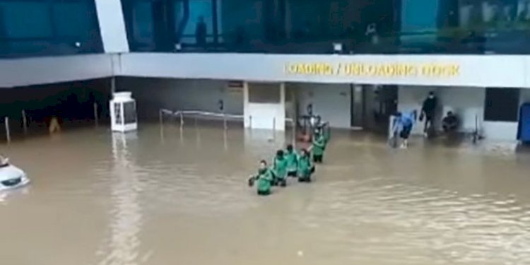 Kondisi terminal 3 Bandara Soetta yang terendam air. (Istimewa/rmolsumsel.id)