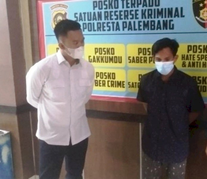 Mezi (kanan) pemuda yang melakukan pencurian kabel tower seluler menyerahkan diri karena takut ditembak polisi. (Ist/rmolsumsel.id)  