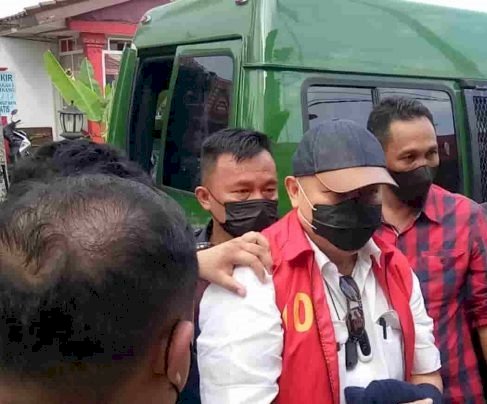 Mantan Gubernur Sumsel Alex Noerdin yang menjadi tersangka kasus jual beli gas PDPDE saat dilimpahkan ke Rutan Pakjo Palembang. (ist/rmolsumsel.id)