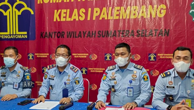 Konferensi pers pelimpahan tersangka kasus korupsi PDPDE di Rutan Pakjo Palembang. (ist/rmolsumsel.id)