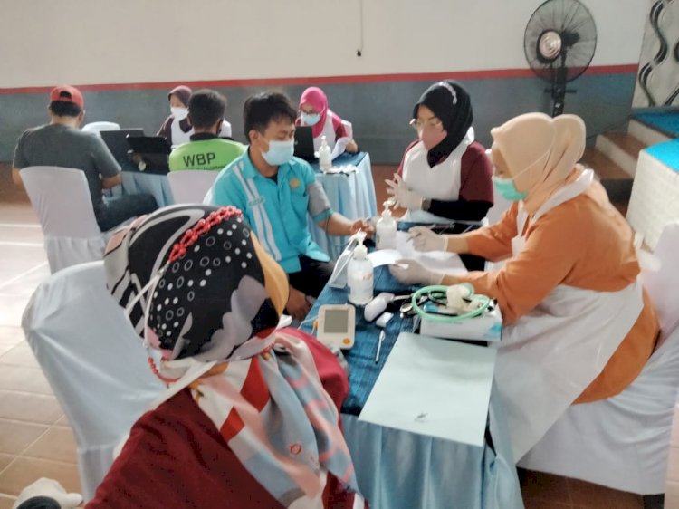 Sejumlah warga binaan Lapas Kelas I Merah Mata Palembang saat mengikuti vaksinasi.  (ist/rmolsumsel.id)