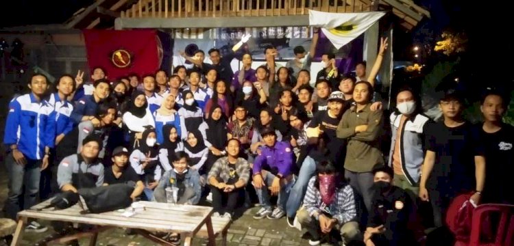 Mahasiswa Universitas Bina Darma yang tergabung dalam Mabidar dan 16 HMJ dan UKM pada malam refleksi Sound of Semeru, Selasa malam (21/12). (Ist/rmolsumsel.id)