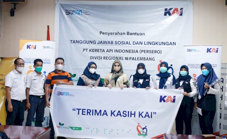 Penyerahan bantuan CSR PT KAI Divre III Palembang secara simbolik. (ist/rmolsumsel.id)