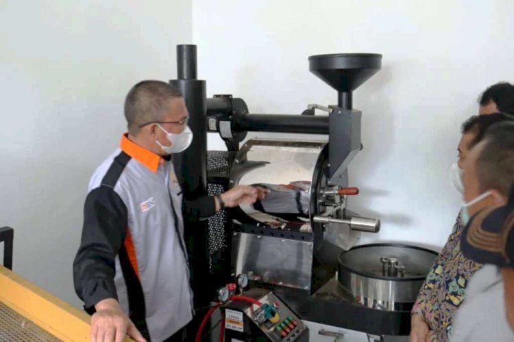 Wali Kota Pagar Alam melihat mesin roasting kopi yang ada di Rumah Produksi Kopi dan Solar Dry yang diresmikan operasionalnya, Kamis (23/12). (Humas Kota Pagar Alam/rmolsumsel.id)