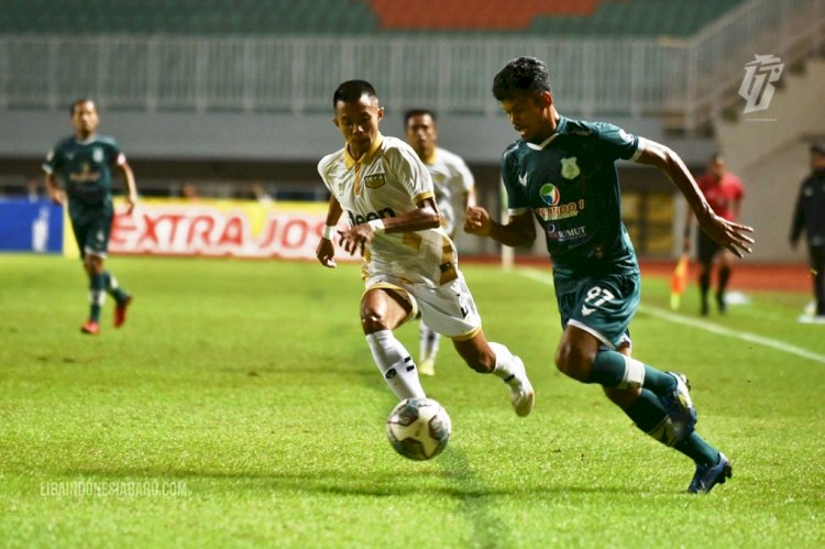 Penyerang PSMS Medan Ilham Fatoni dikawal bek Dewa United Budhiar Riza pada laga di Stadion Pakansari, Bogor, Kamis malam (23/12). (LIB/rmolsumsel.id)