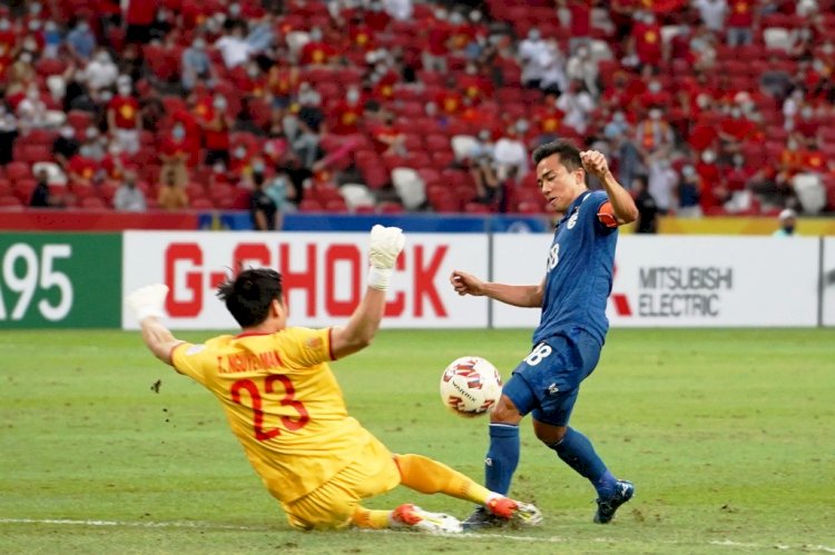Kapten Thailand Chanathip Songkrasin saat mengecoh kiper Vietnam Tran Nguyen Manh untuk mencetak gol pertama, Kamis malam (23/12). (AFF Suzuki Cup 2020/rmolsumsel.id) 