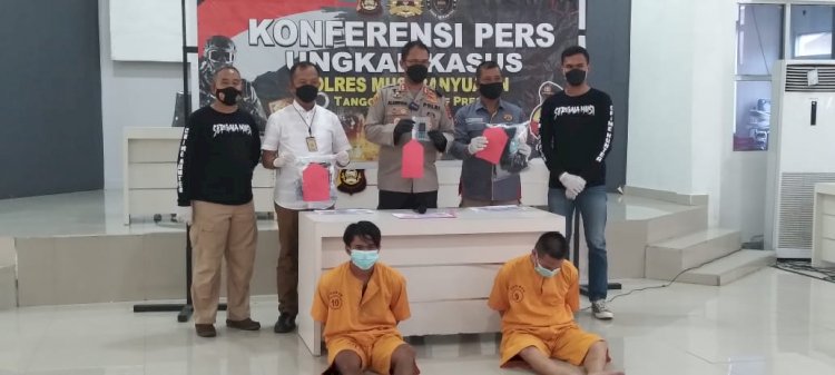 Dua pelaku rudapaksa saat ditangkap Polres Muba. (Istimewa/rmolsumsel.id)