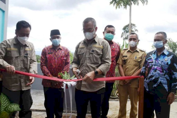 Wali Kota Pagar Alam Alpian Maskoni menggunting pita peresmian TPS 3R di Kelurahan Bumi Agung, Kecamatan Dempo Utara, Kota Pagar Alam, Jumat (24/12). (Humas Kota Pagar Alam/rmolsumsel.id)