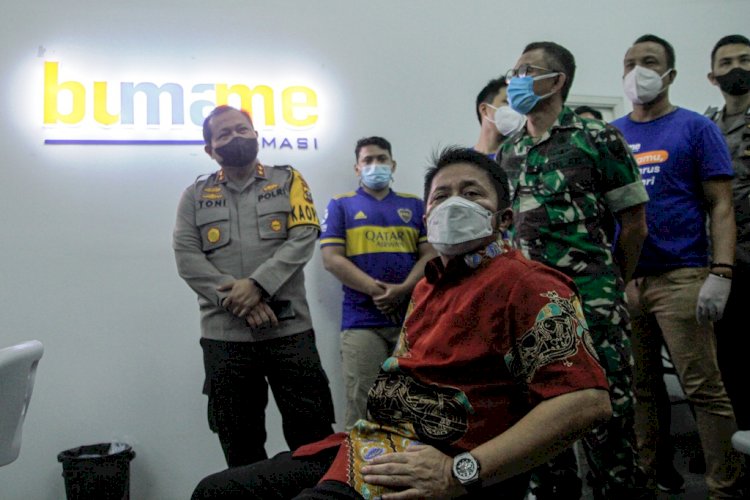 Gubernur Sumsel Herman Deru saat meninjau outlet vaksinasi 24 jam kerja sama Polrestabes Palembang dengan Bumame Farmasi, Jumat malam (24/12). (Humaidy Kenedy/rmolsumsel.id)