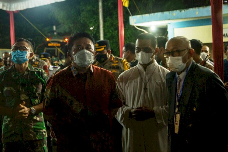 Gubernur Sumsel Herman Deru saat mendatangi Gereja Santo Yoseph Palembang untuk memastikan Misa Malam Natal berjalan aman dan nyaman, Jumat malam (24/12). (Humaidy Kenedy/rmolsumsel.id)