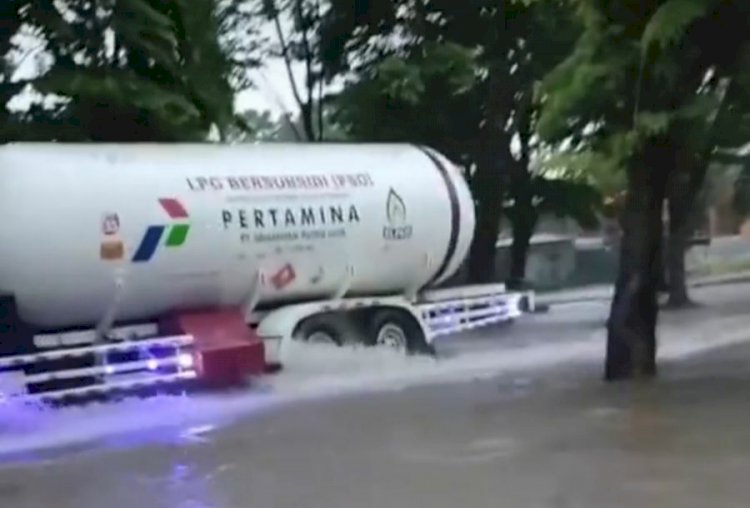 Banjir menggenangi jalan protokol Palembang/ist