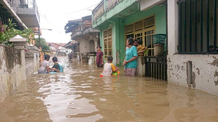 Permukiman warga di Palembang yang dilanda banjir . (Mita Rosnita/rmolsumsel.id)