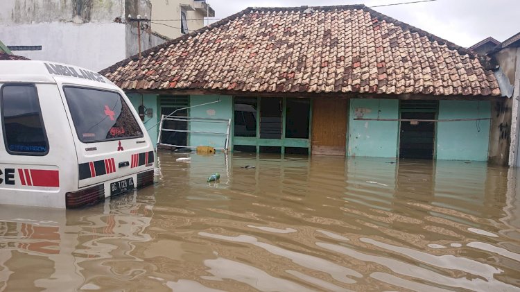 Kondisi banjir yang menggenai kawasan Sekip hari ini. (foto: Mita Rosnita/rmolsumsel)