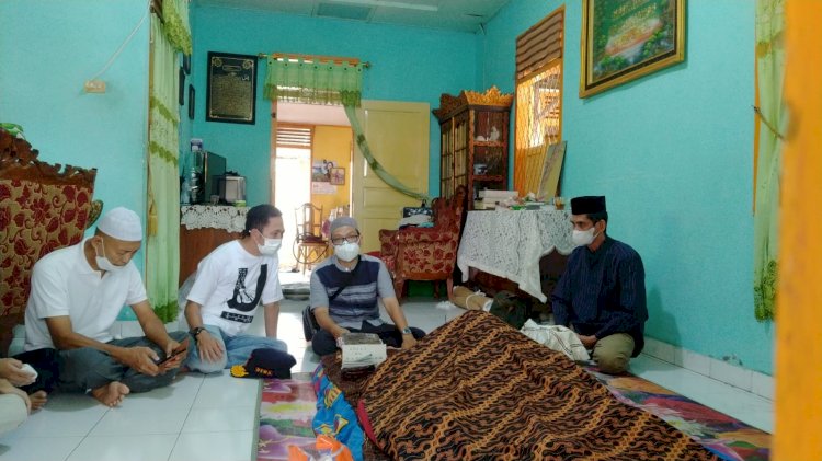 Sekda Palembang saat melakukan kunjungan ke rumah korban.