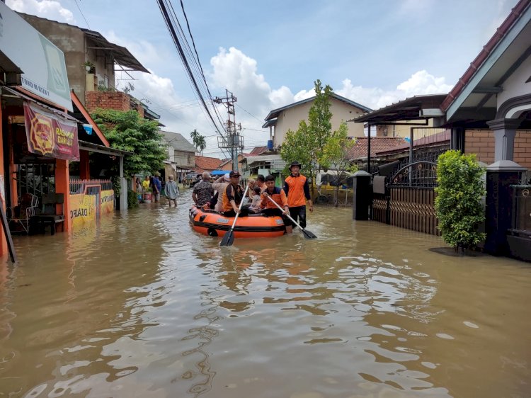 Anggota BPBD Sumsel saat melakukan evakuasi warga terdampak banjir di Palembang. (Rmolsumsel/ist). 