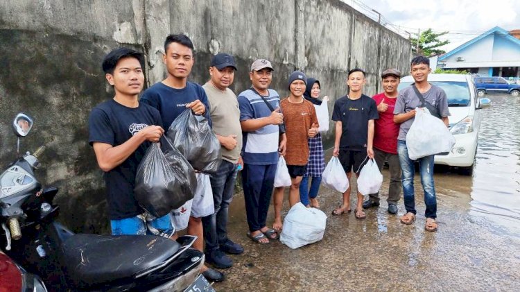 Kader Partai Gerindra Palembang membagikan nasi bungkus kepada warga yang terdampak banjir di beberapa titik Kota Palembang, Sabtu (25/12). (Ist/rmolsumsel.id)
