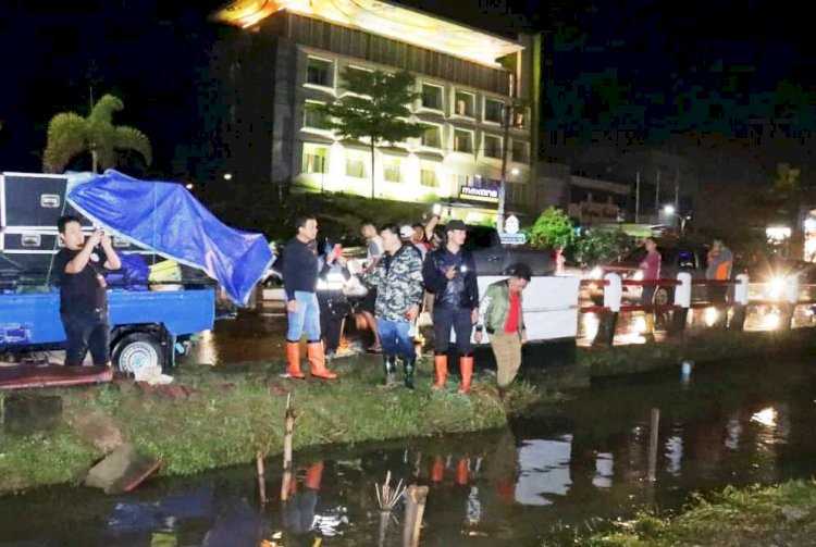 Wali Kota Palembang Harnojoyo meninjau anak sungai di Jalan R Sukamto, Sabtu malam (25/12). (Dinas Kominfo Palembang/rmolsumsel.id) 